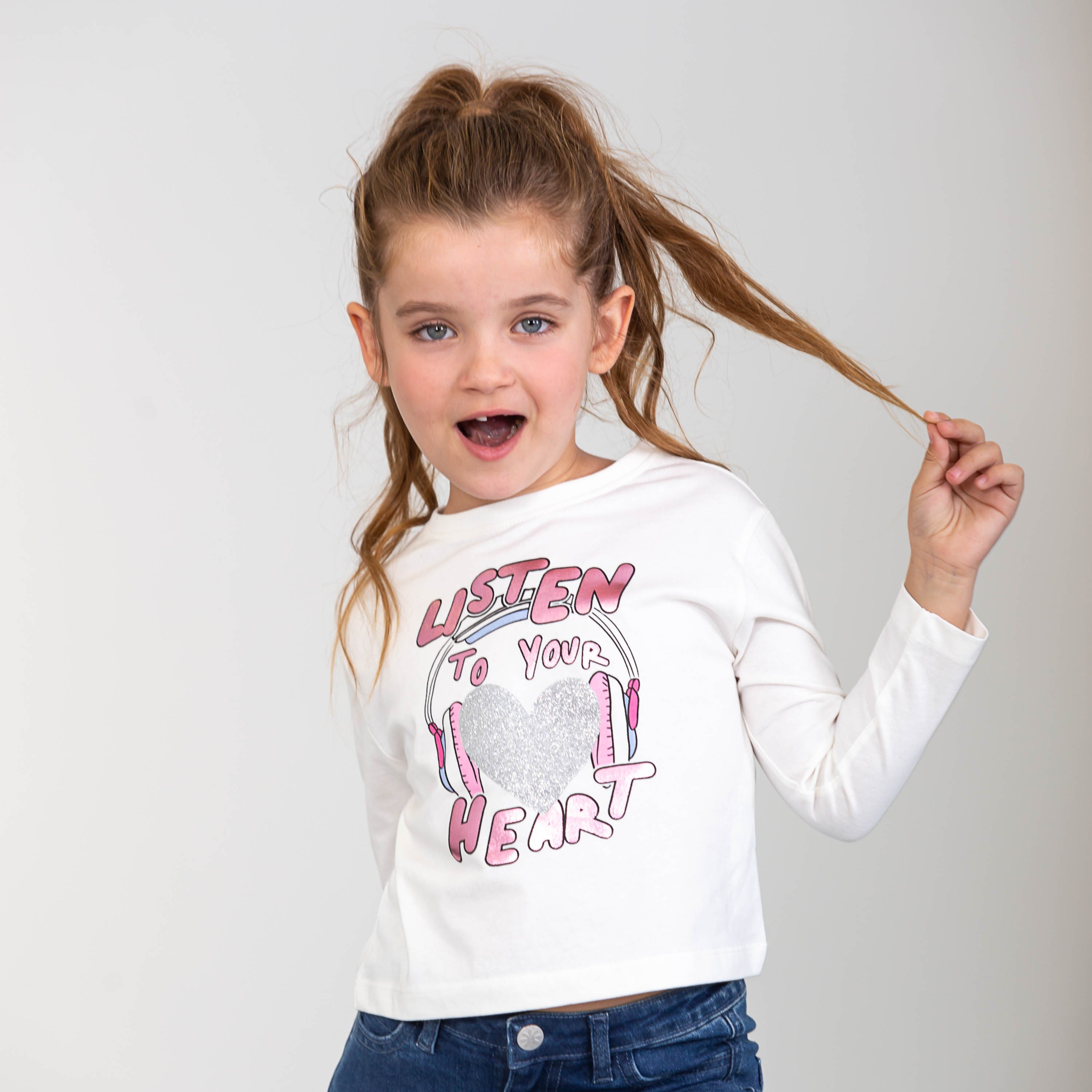 Camiseta de niña color crudo estampado de corazón Outlet