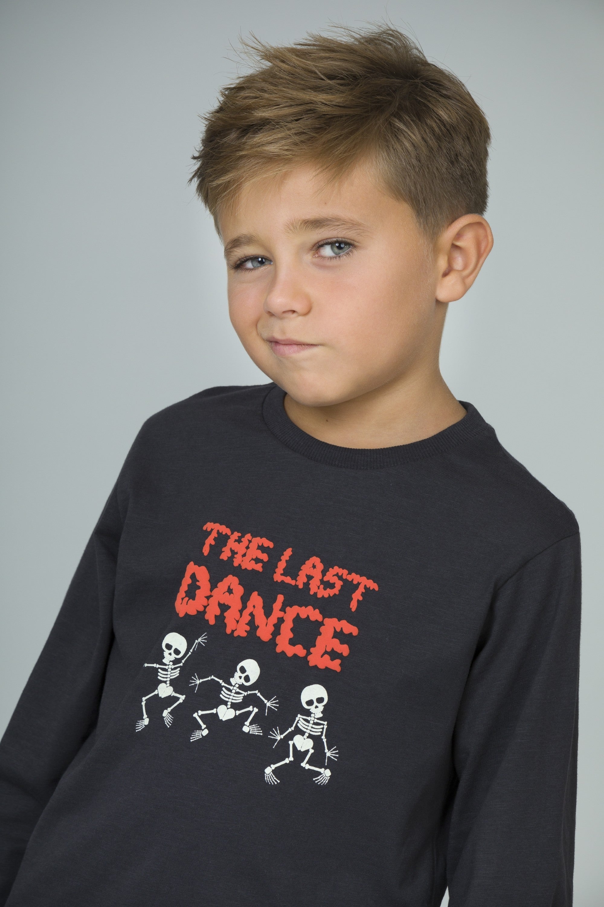 Camiseta de niño antracita esqueletos Charanga