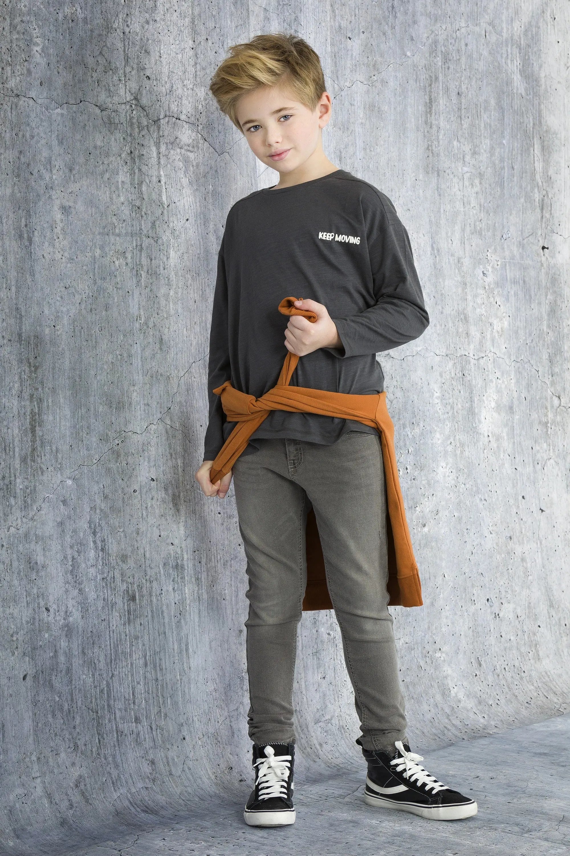 Camiseta de niño en color antracita skate Charanga