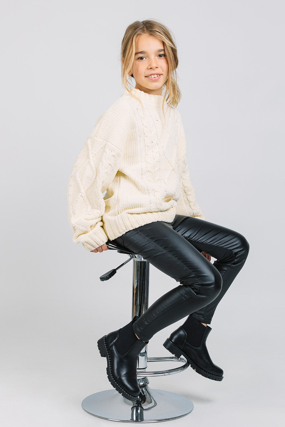 Pantalón de NIÑA negro detalle corazón Outlet