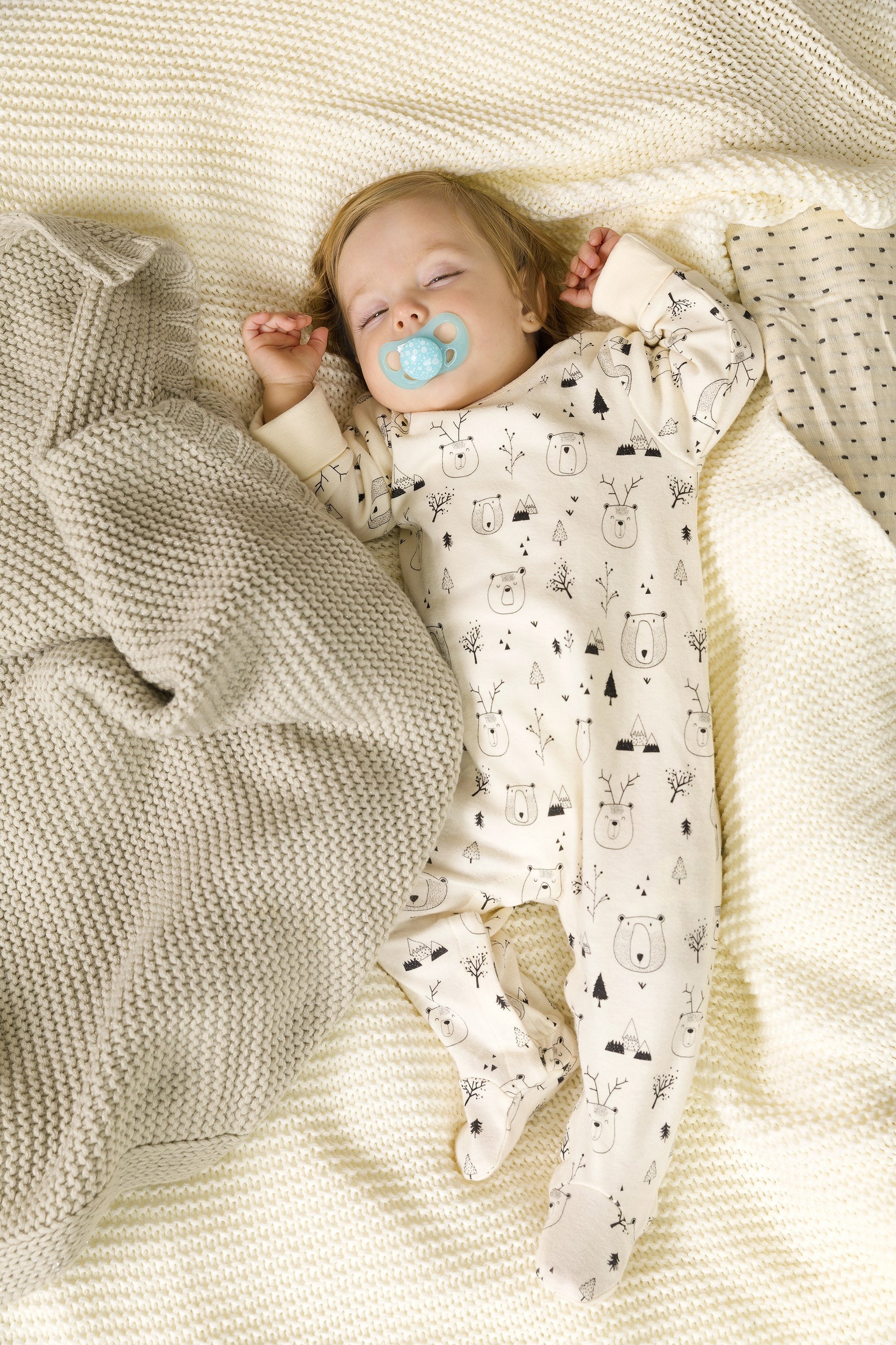 Pelele de bebé y recién nacido de invierno en color marfil