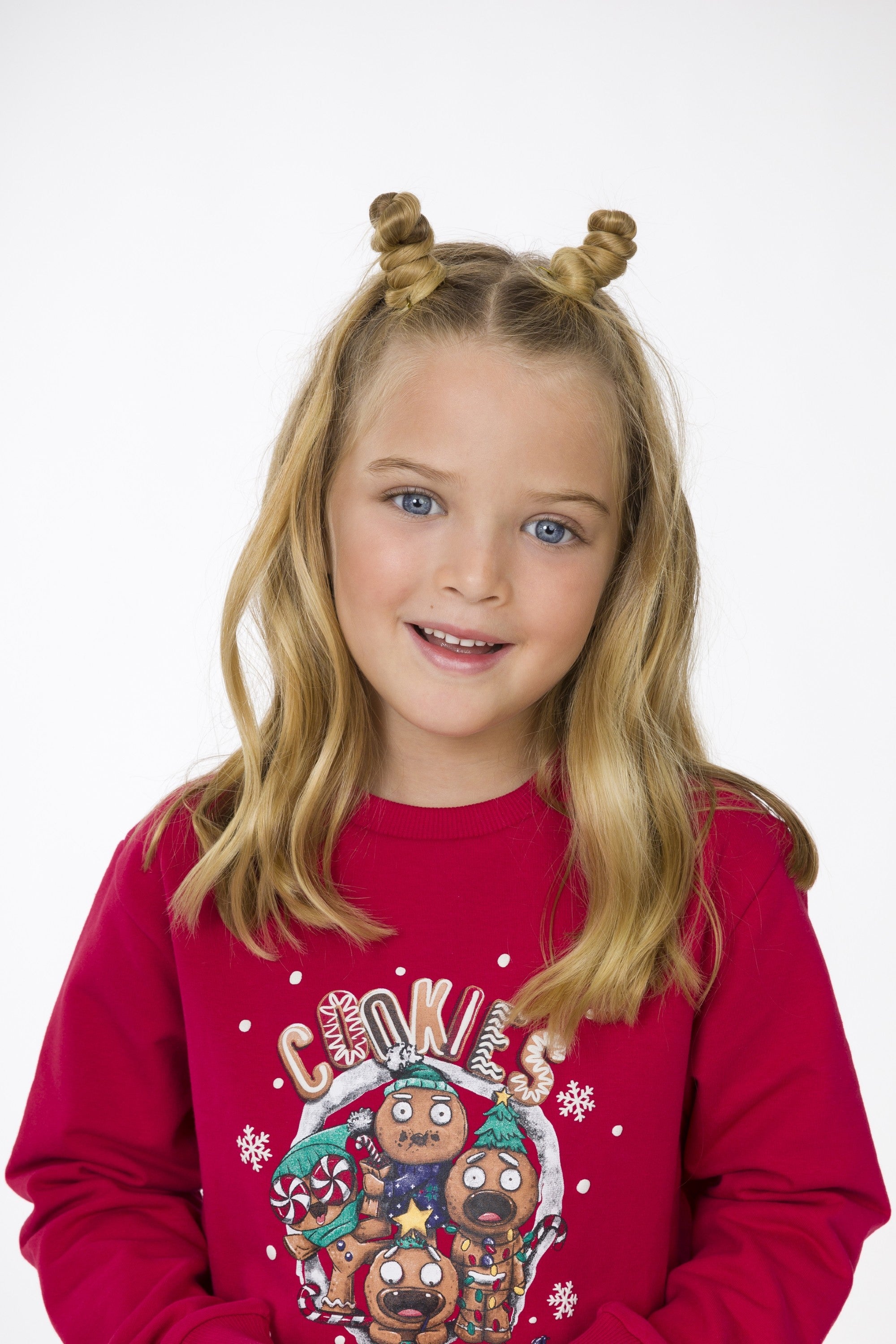 Niña posando con sudadera navideña roja con estampado festivo, foto de medio cuerpo Charanga